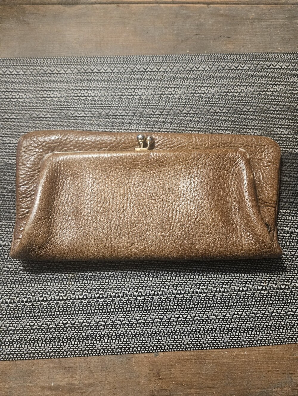 VTG.THICK LEATHER CLUTCH.KISS-LOCK CLOSURE,ZIPPER COMPARTMENT.SOME CORNER WEAR.